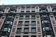 Die Fassade mit den Erkern