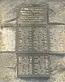 Namenstafel mit den Namen der Absolventen, die im Ersten Weltkrieg verstorben sind.