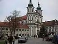 Vorderansicht der Basilika