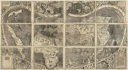 Richtige Aufreihung von 12 Kupferstichen in vier Spalten, um die Weltkarte mit Informationskästen und Verzierungen genau darzustellen. Meistens fehlen Landflächen in Amerika und Südasien. Oben befinden sich ein linker Mann mit der Aufschrift „Claudii Ptholomei Allex Andrini Cosmographi“ und ein rechter Mann mit der Aufschrift „Americi Vespucii“, zwischen denen zwei kleine Erdkugeln liegen.