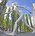 Kunst kann auch Architektur sein (Walking Man in München-Schwabing)