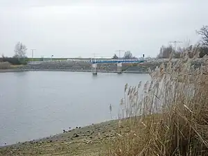 herbstlicher Blick auf den Stausee, im Hintergrund der Staudamm