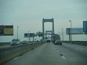 Auffahrt Richtung Osten nach New&nbsp;Jersey, links die versetzbare Mitteltrennwand (2008)
