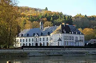 Die ehemalige Abtei von der Maas aus gesehen.