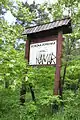 Hinweisschild zur Nutzung des im Wald angelegten Fitness-Pfades