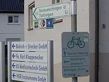 Wegweiser des Donauradweges und Betriebswegweiser in Nendingen