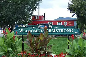 Ein Willkommensschild im Zentrum von Armstrong