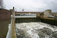 Geöffnete Fischbauchklappe am Weserwehr in Bremen
