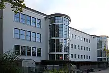 Weyersbergschule Burbach mit gläsernen Treppenhäusern, erbaut 1950–1952 von Peter Paul Seeberger, saniert 2011–13