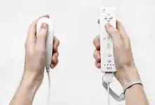 Wii-Fernbedienung, die die Bewegung mittels Beschleunigungssensoren erfasst