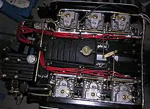 V12-Motor mit einem Verteiler und Klimakompressor