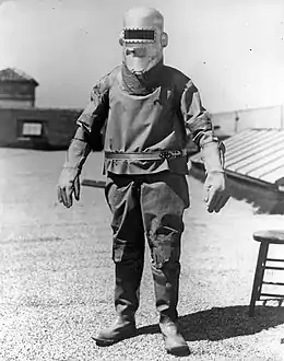 Wiley Post mit für Höhenflüge selbstentwickeltem Druckanzug, Los Angeles (Juni 1934)