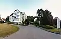Blick von der Zufahrt auf das Gelände