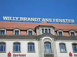 Leuchtschrift zu Willy Brandt auf dem Dach des Erfurter Hofes seit 20.&nbsp;Mai 2009