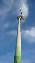 Wind­kraftrad mit Aus­sichts­kanzel