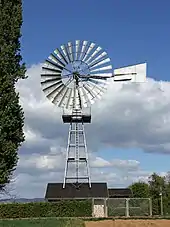 Windrad Herkules der Vereinigten Windturbinenwerke abseits auf den Höhen