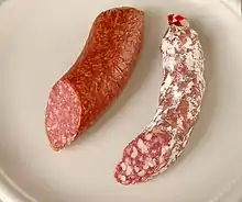 Rohwurst:  1) Geräucherte Mettwurst im Kunstdarm,  2) luftgetrocknete Salami im Naturdarm