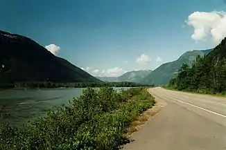 Der Yellowhead Highway durchquert das Küstengebirge im Tal des Skeena River