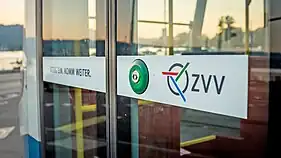 Das ZVV-Logo auf einer Tramtüre in der Stadt Zürich.