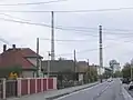 In Zemianske Kostoľany (im Hintergrund Schornsteine des ansässigen Kraftwerks)