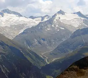 Blick in den hinteren Zemmgrund mit den Gipfeln Schwarzenstein sowie III. und IV. Hornspitze (von links)