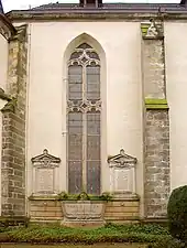 Familienbegräbnis Christian Gottlieb Ziller sowie der Kinder Moritz, Helene Mathilde Angelika, Pauline Henriette Antonie und Johanna Sophie auf dem Kirchhof Kaditz, Nordwand der Kirche
