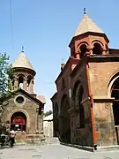 Hauptkirche (rechts) und Ananias-Kapelle (links)