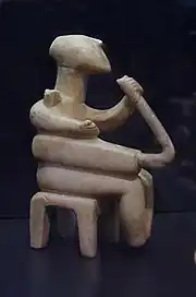 Early Cycladic art II period, Harp Player, marble, H 13,5&nbsp;cm, W 5,7&nbsp;cm, D 10,9&nbsp;cm, Cycladic figurine, Bronze Age, early spedos type, Badisches Landesmuseum, Karlsruhe, Germany