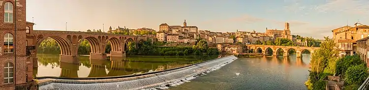 Panorama der Stadt mit der Pont Vieux rechts und der Brücke des 22. August links