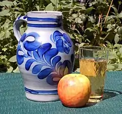 Apfelwein mit Bembel und Geripptem