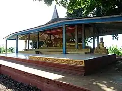 Goldener Buddha in Banlung