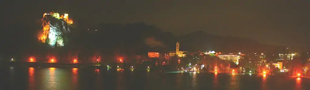 Bled mit Burg bei Nacht am Bleder See