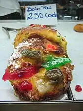 Bolo Rei mit kandierten Früchten verziert