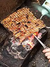 Schweinefleisch chả wird gegrillt