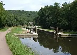 Schleuse und Treidelpfad am Canal du Nivernais