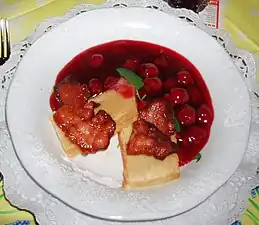 Dithmarscher Mehlbeutel mit ausgelassenem Speck und Kirschen