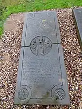 liegender Gabstein auf dem Jüdischen Friedhof