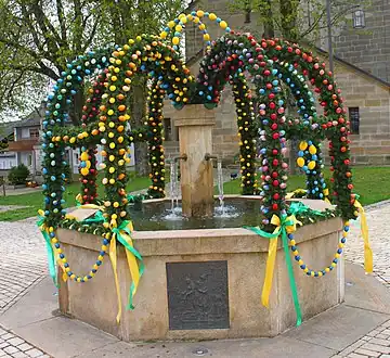Osterbrunnen vor St. Ägidius