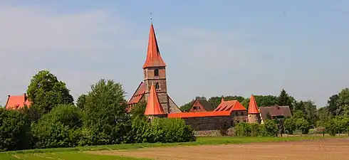 Die Wehrkirche ist das Wahrzeichen von Kraftshof