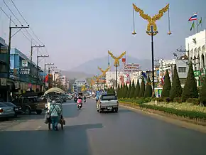 Straßenszene in Mae Sai. Im Hintergrund der Grenzübergang nach Myanmar