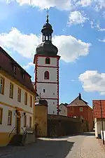 Der Wehrturm und die Mauer sind noch Reste der Wehrkirche
