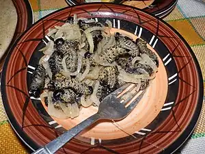 Mopane-Raupen gekocht mit Zwiebeln
