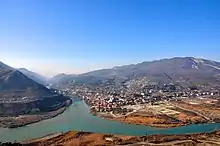 Blick auf Mzcheta vom Kloster Dschwari, im Vordergrund der Zusammenfluss der Flüsse Mtkwari (links) und Aragwi