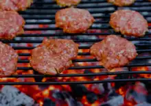 Pastìn werden gegrillt