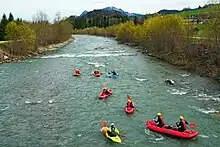 Wildwasser Rafting in Fischen mit Blick Richtung Norden auf den Grünten