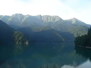 Blick auf die Berge vom Riza-See