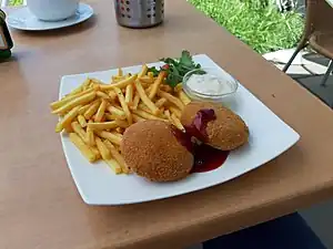 Smažený sýr - Panierter Käse mit Pommes und Salat