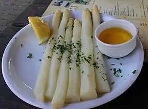 Spargel mit zerlassener Butter