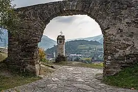 Rotes Tor mit Blick auf Spitz