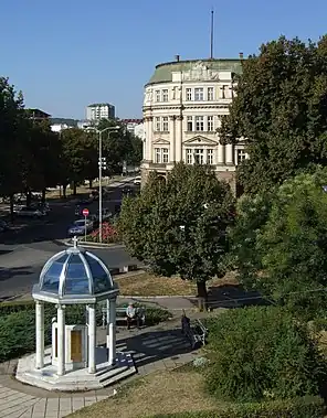 Universität und NATO-Bombardierung-Mahnmal in Niš.